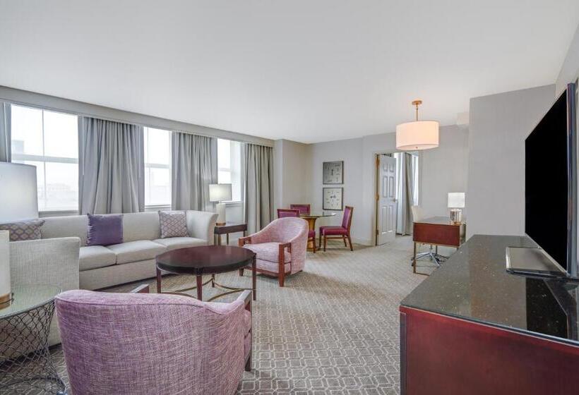 מיטת קינג בסוויטה, Astor Crowne Plaza  Corner Of Bourbon Street