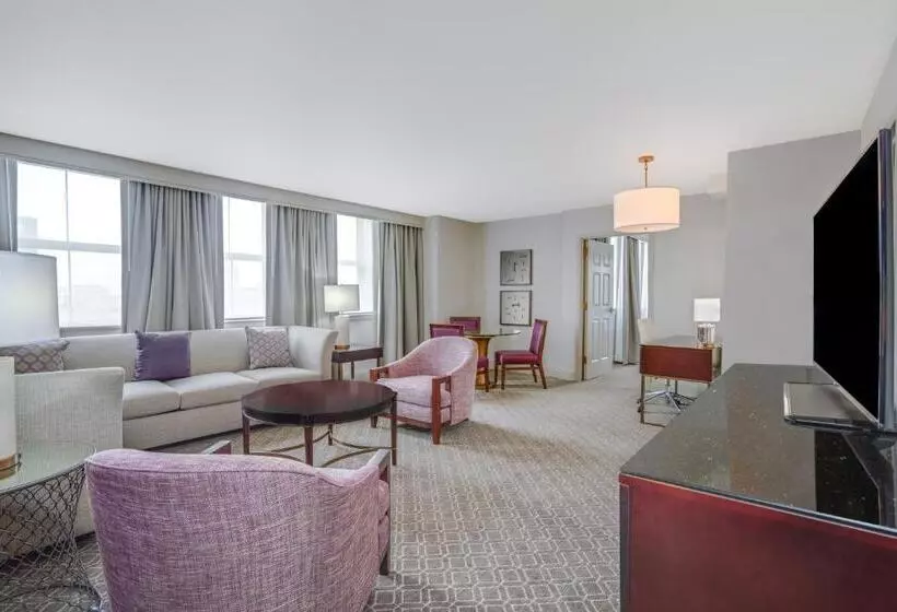 سوئیت با تخت بزرگ, Astor Crowne Plaza  Corner Of Bourbon Street