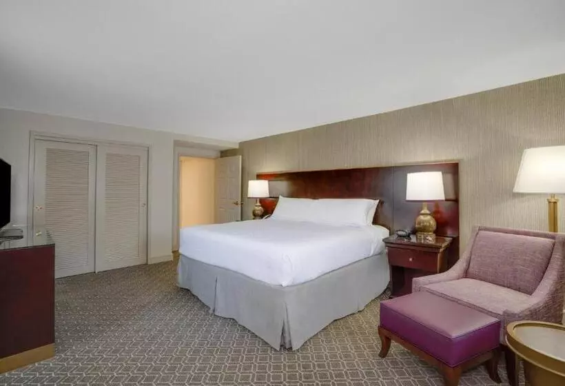 キングサイズベッドのデラックスルーム, Astor Crowne Plaza  Corner Of Bourbon Street
