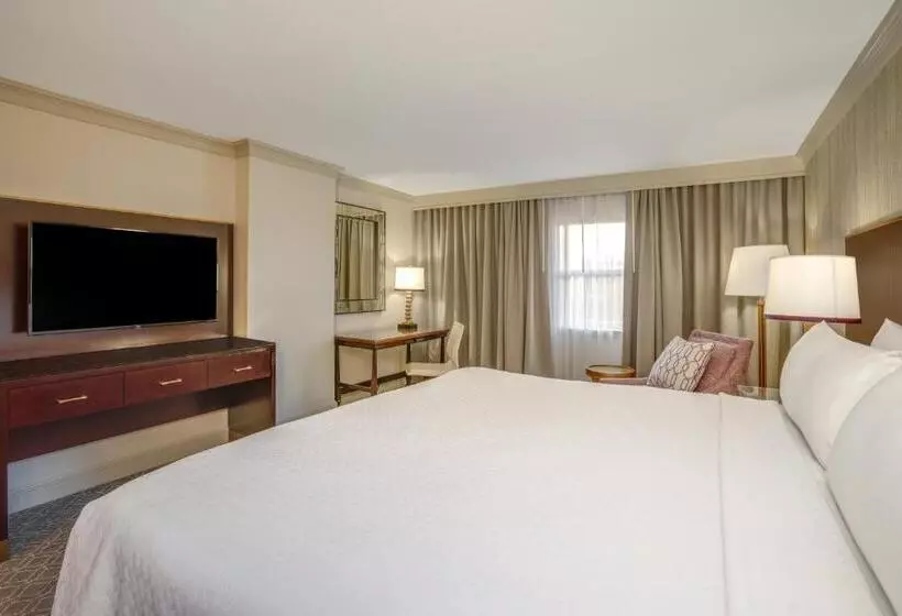 キングサイズベッドのデラックスルーム, Astor Crowne Plaza  Corner Of Bourbon Street