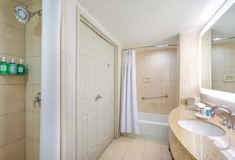 سوییت اجرایی, Astor Crowne Plaza  Corner Of Bourbon Street