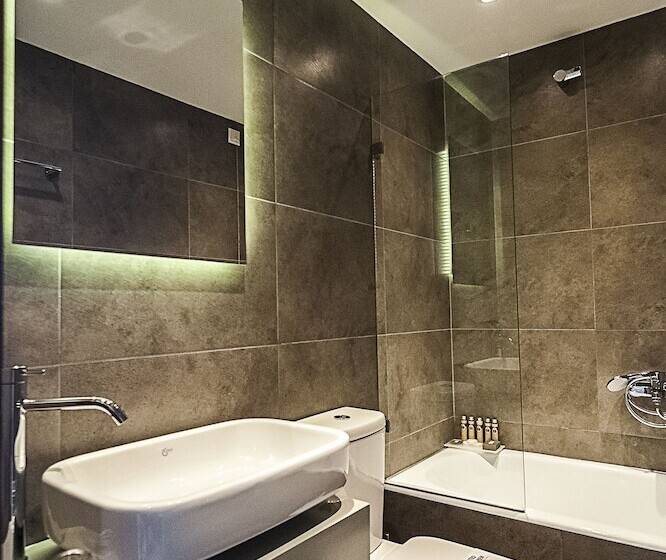 غرفة قياسية ثلاثية, Fedriades Delphi