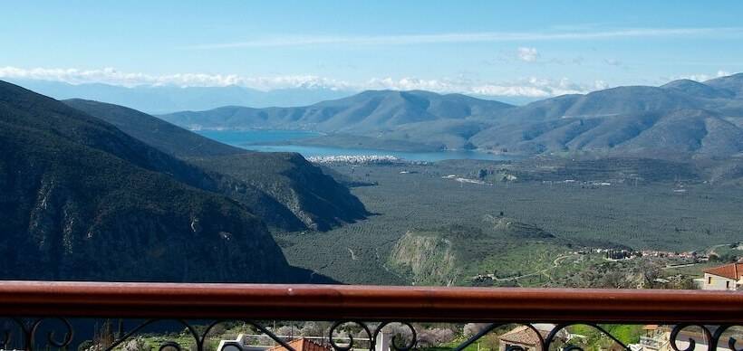 غرفة قياسية ثلاثية, Fedriades Delphi