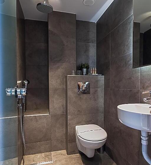 غرفة قياسية ثلاثية, Fedriades Delphi