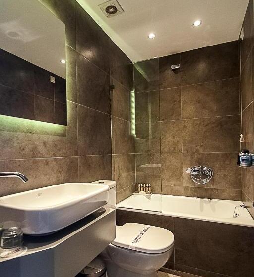 غرفة قياسية ثلاثية, Fedriades Delphi