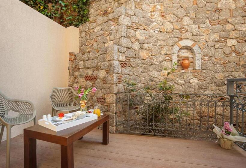 غرفة قياسية رباعية, Fedriades Delphi