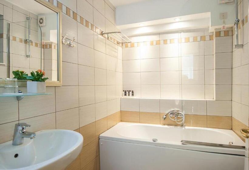 غرفة قياسية رباعية, Fedriades Delphi