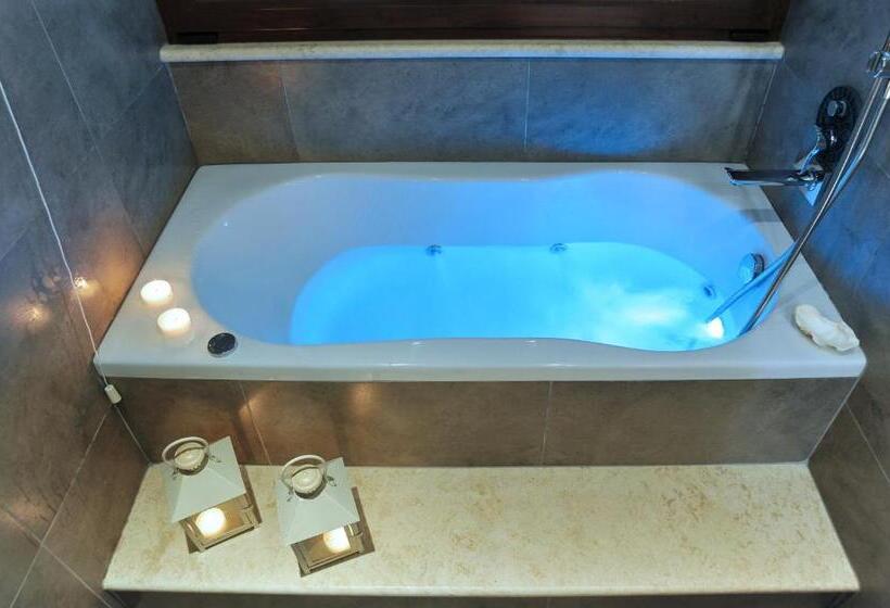 جناح جونيور بإطلالة بانورامية, Fedriades Delphi