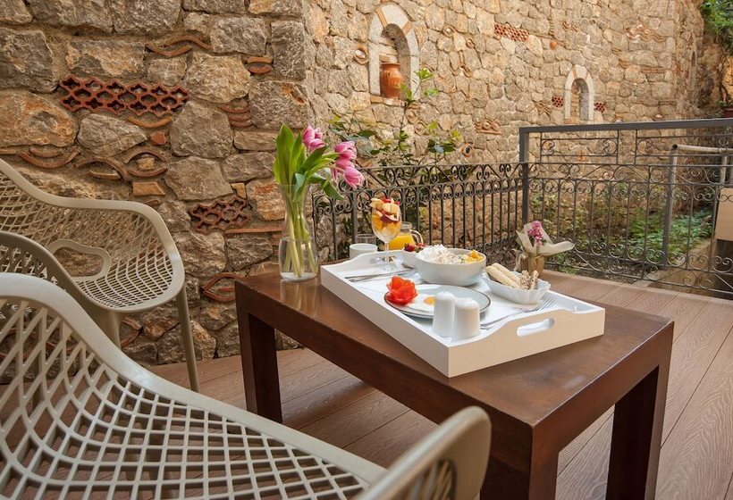 غرفة قياسية رباعية, Fedriades Delphi