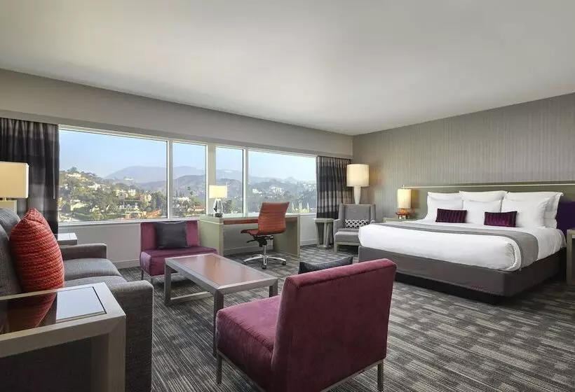 استودیو استاندارد با تخت کینگ, Loews Hollywood