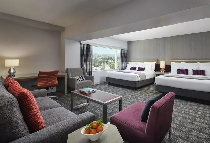 استودیو استاندارد با تخت کینگ, Loews Hollywood