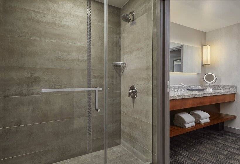 جناح, Loews Hollywood