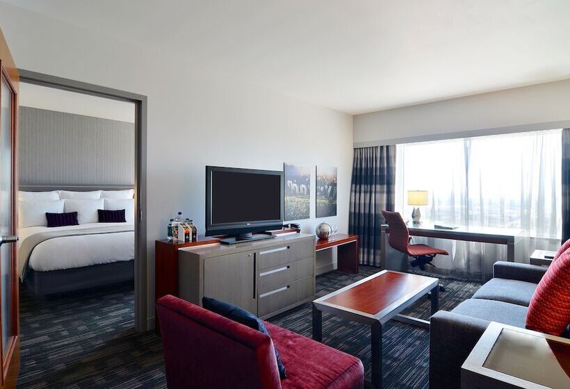 جناح, Loews Hollywood