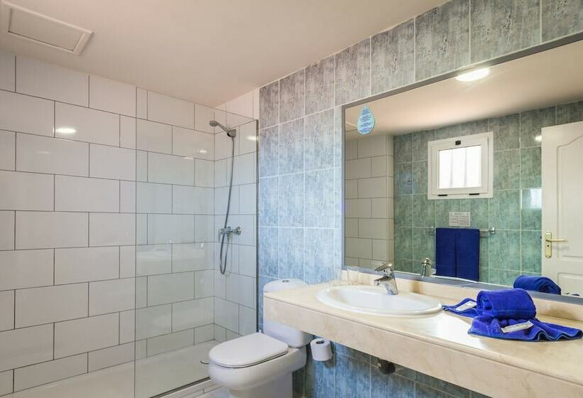 شقة غرفة واحدة, Oasis Village