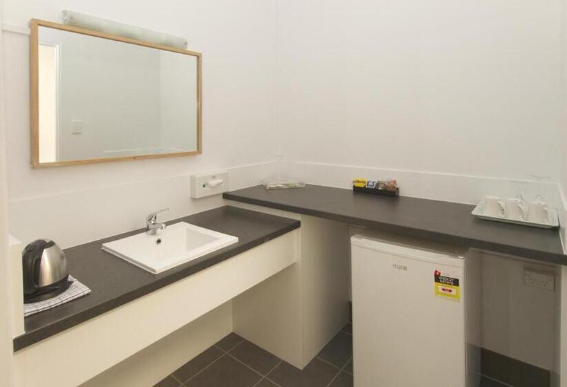 家庭间, Glenmore Palms Motel