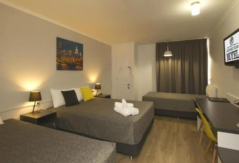 اتاق خانوادگی, Glenmore Palms Motel