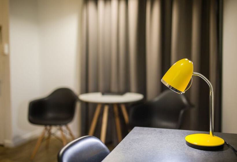 家庭间, Glenmore Palms Motel