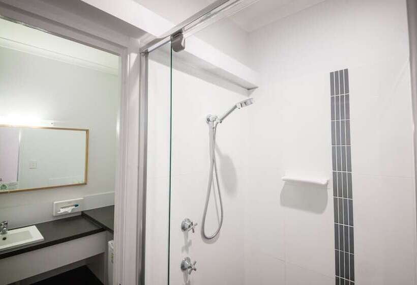 家庭间, Glenmore Palms Motel