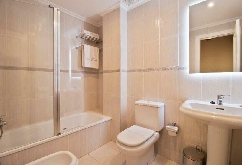 דירת דופלקס 3 חדרי שינה, Abba Comillas Apartments