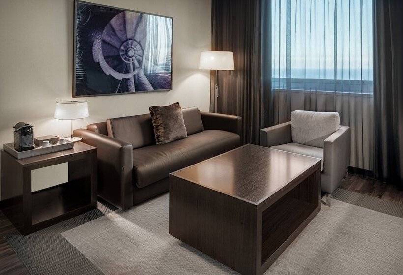 جناح جونيور, Leonardo Royal Hotel Barcelona Forum