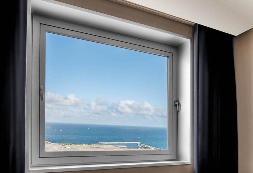 جناح جونيور, Leonardo Royal Hotel Barcelona Forum