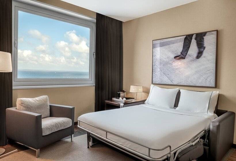 جناح جونيور, Leonardo Royal Hotel Barcelona Forum