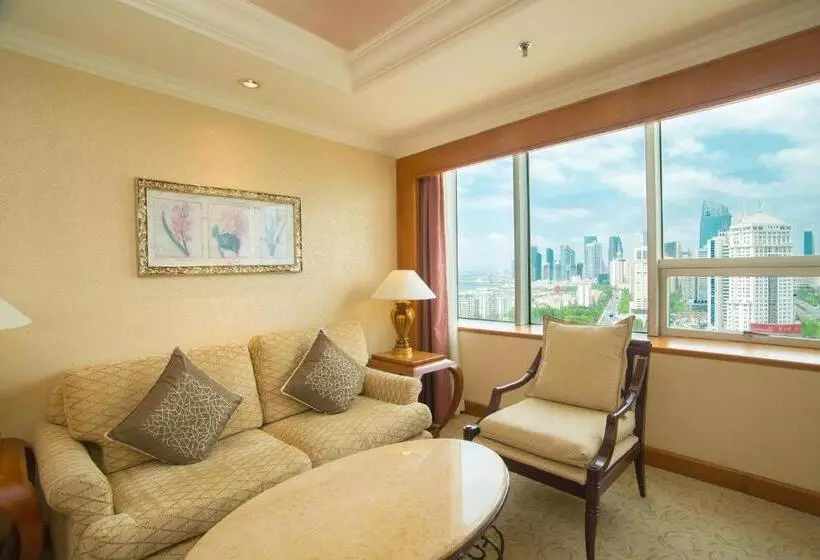 キングサイズベッドのスイートルーム, Crowne Plaza Qingdao, An Ihg