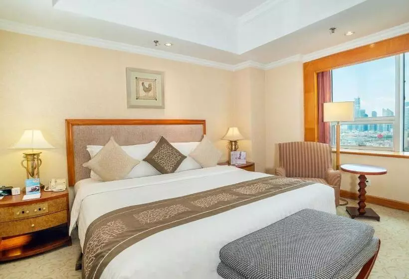 キングサイズベッドのスイートルーム, Crowne Plaza Qingdao, An Ihg