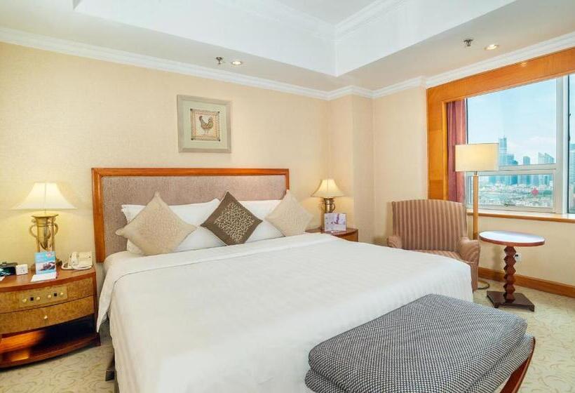 מיטת קינג בסוויטה, Crowne Plaza Qingdao, An Ihg