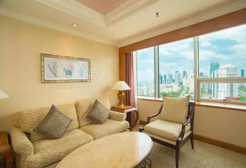 キングサイズベッドのスイートルーム, Crowne Plaza Qingdao, An Ihg