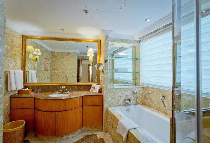 스위트 킹사이즈 침대, Crowne Plaza Qingdao, An Ihg