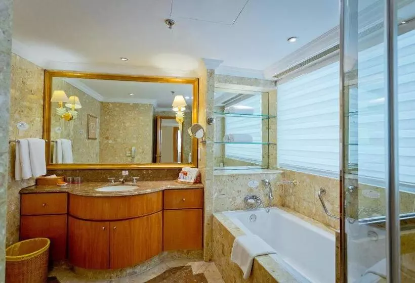 キングサイズベッドのスイートルーム, Crowne Plaza Qingdao, An Ihg