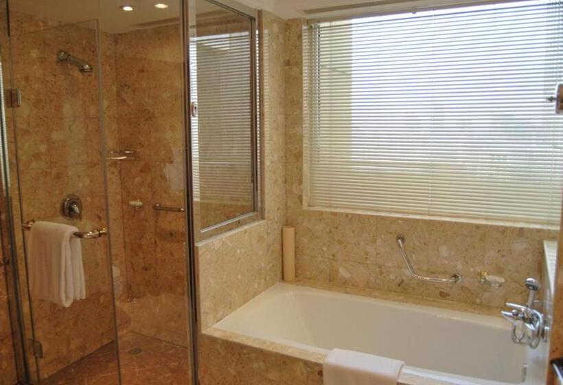 מיטת קינג בסוויטה, Crowne Plaza Qingdao, An Ihg