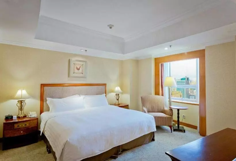 キングサイズベッドのスイートルーム, Crowne Plaza Qingdao, An Ihg