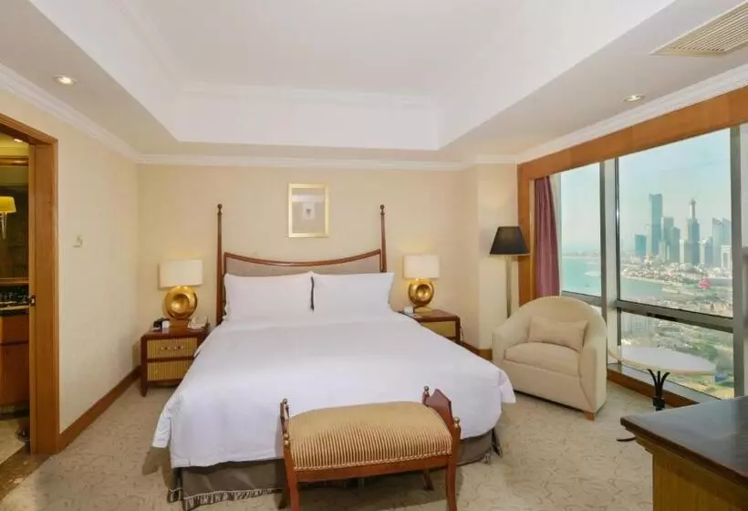 キングサイズベッドのスイートルーム, Crowne Plaza Qingdao, An Ihg