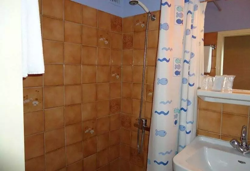 اتاق استاندارد سه نفره, Hôtel Des Voyageurs