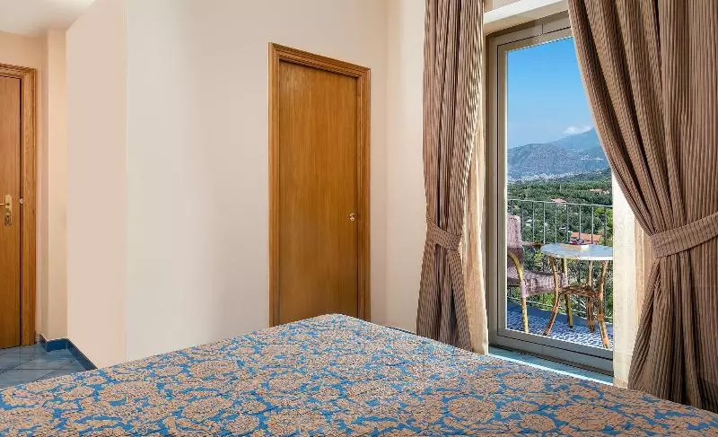 اتاق استاندارد با چشم‌انداز دریا, Grand Hotel Due Golfi