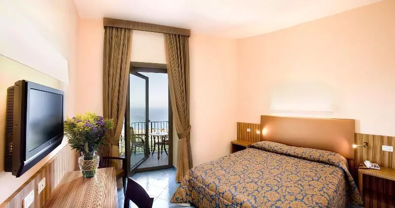 اتاق استاندارد با چشم‌انداز دریا, Grand Hotel Due Golfi