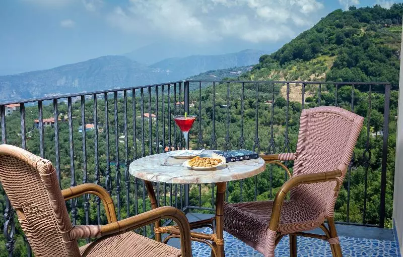 اتاق استاندارد با چشم‌انداز دریا, Grand Hotel Due Golfi