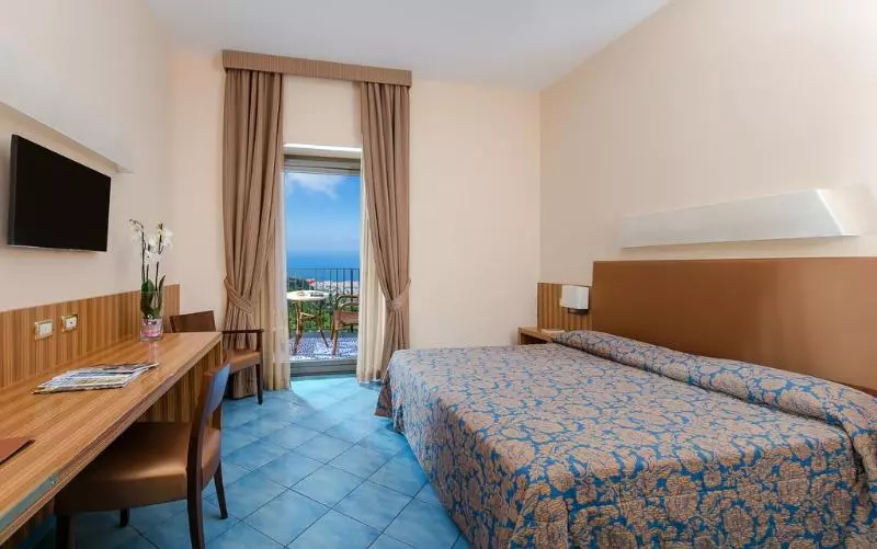 اتاق استاندارد با چشم‌انداز دریا, Grand Hotel Due Golfi