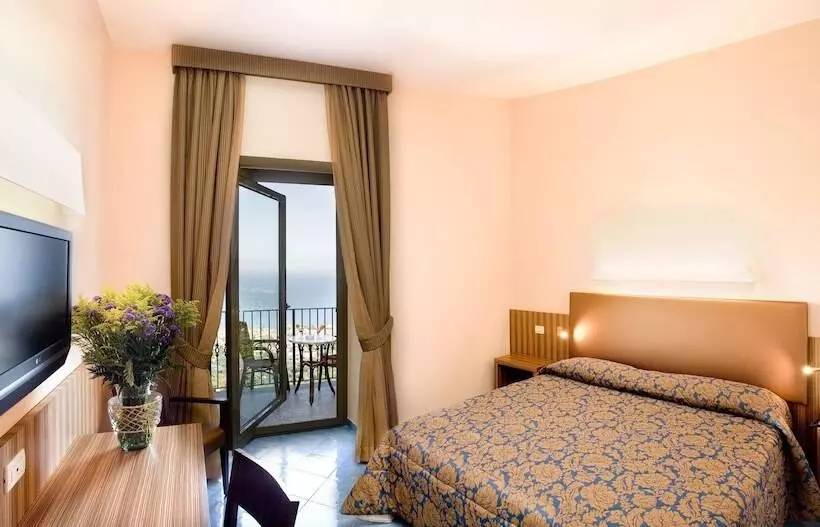 اتاق استاندارد با چشم‌انداز دریا, Grand Hotel Due Golfi