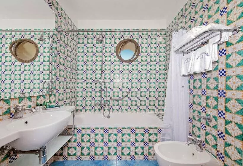 اتاق استاندارد سه نفره, Grand Hotel Due Golfi
