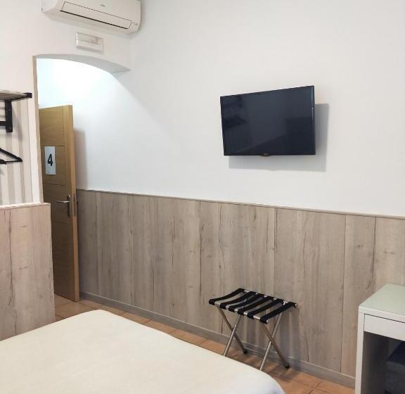 اتاق اکونومی یک تخته, Hostal Maria Ronda