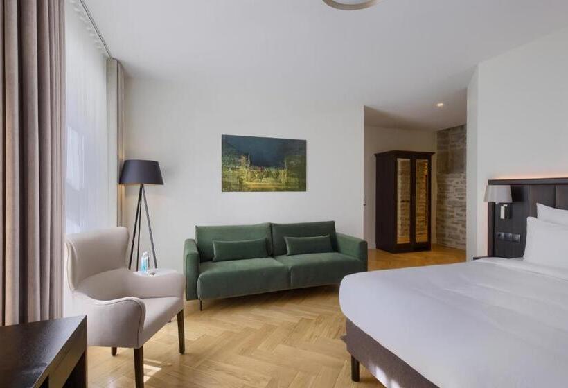 استودیوی استاندارد, Nunne Boutique