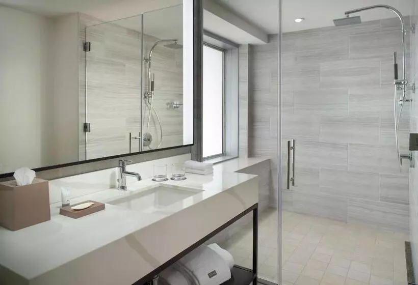 سوئیت اجرایی با تخت کینگ, The Westin Charlotte