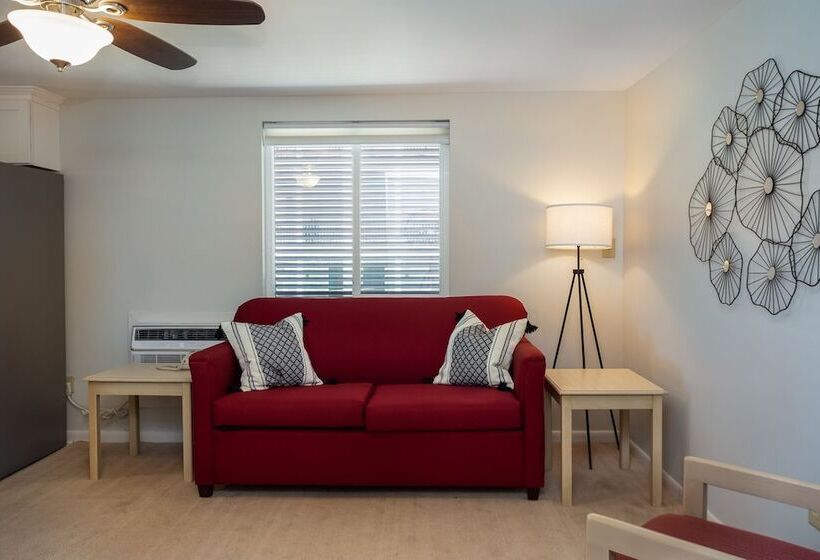 Люкс Вид на Бассейн, The Beach House