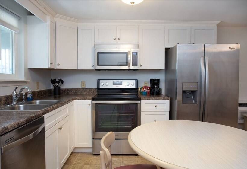 Люкс Вид на Бассейн, The Beach House