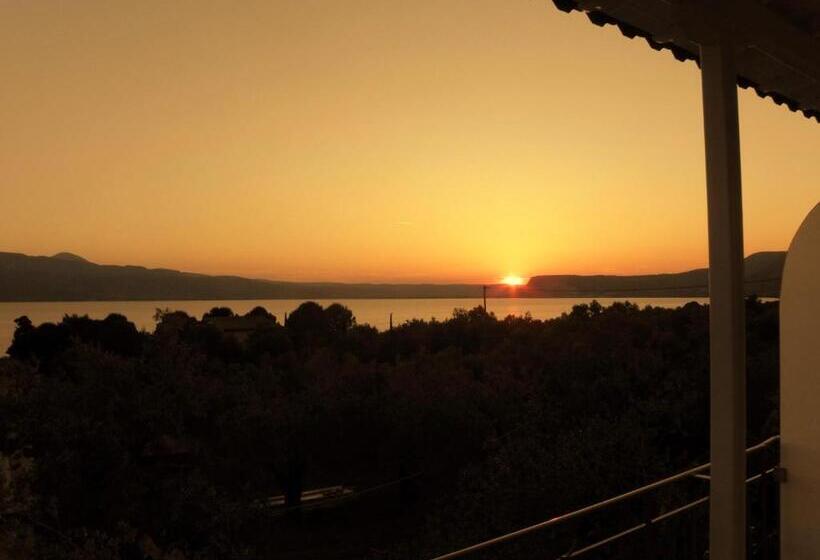 غرفة قياسية مطلّة علي البحر مزوَّدة بشُرفة, Ampoulos Rooms & Apartments