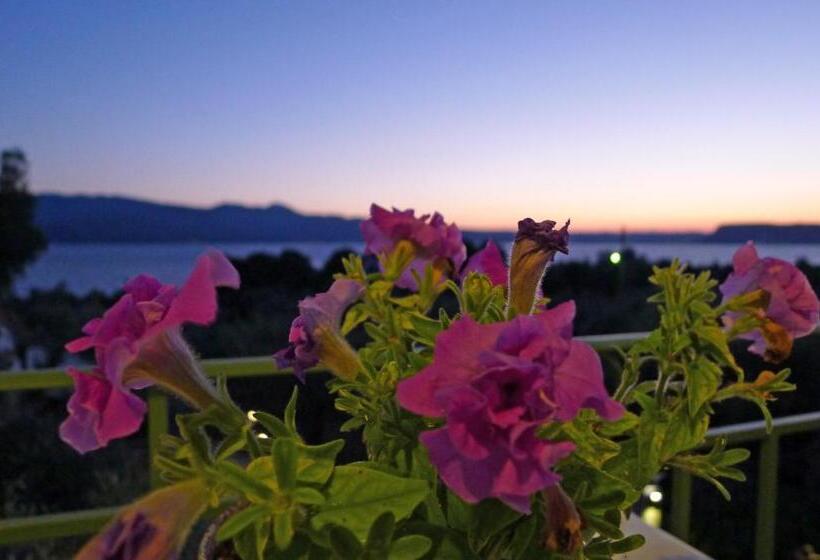 غرفة ديلوكس مطلّة علي البحر مزوَّدة بشُرفة, Ampoulos Rooms & Apartments