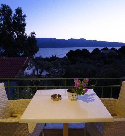 غرفة ديلوكس مطلّة علي البحر مزوَّدة بشُرفة, Ampoulos Rooms & Apartments